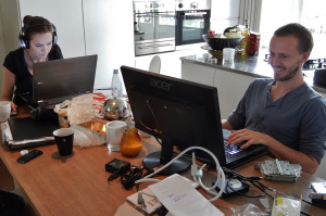 Спрете да работите от вкъщи, наемете си помещение.